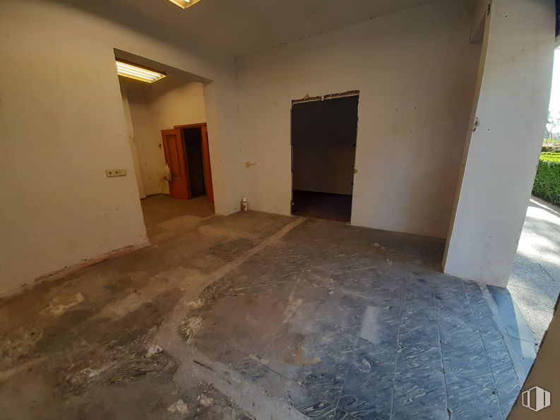 Local en venta en Calle Isidro Fernández, Fuencarral - El Pardo, Madrid, 28034 con puerta, accesorio, suelo, madera, suelos, pintura, material compuesto, material de construcción, hormigón y techo alrededor