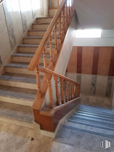 Nave en alquiler y venta en Calle Miguel Yuste, 33, San Blas - Canillejas, Madrid, 28037 con escaleras, madera, accesorio, suelos, suelo, edificio, tinte para madera, material compuesto, madera dura y pintura alrededor