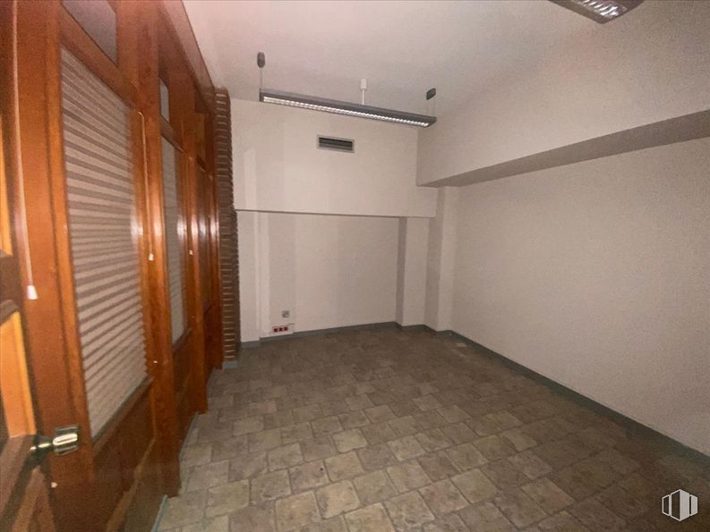 Oficina en venta en Calle Nueva, Toledo, 45001 con accesorio, interiorismo, madera, suelos, suelo, puerta, hall, techo, madera dura y habitación alrededor