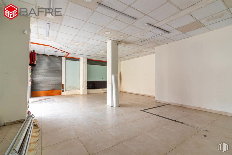 Retail for rent at Calle Antonio Salvador, Usera, Madrid, 28026 with flooring, floor, ceiling, interior design, lighting, composite material, hall, tile flooring, building material and light fixture around