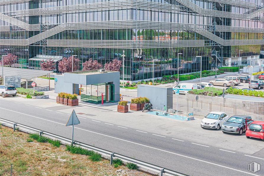 Oficina en alquiler en Avenida América, Barajas, Madrid, 28028 con coche, edificio, vehículo, centro de transporte, superficie de la carretera, asfalto, diseño urbano, vía pública, modo de transporte y barrio alrededor