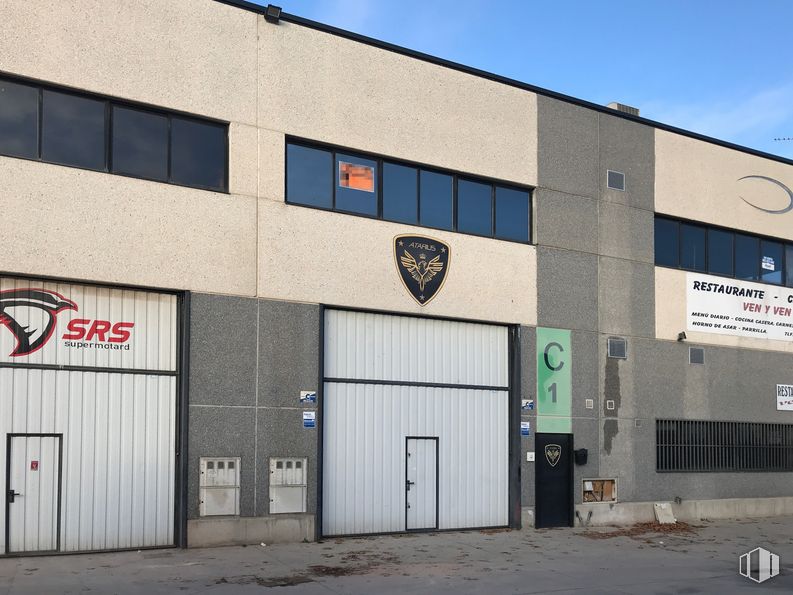 Nave en venta en Carretera Ajalvir, 1, Alcalá de Henares, Madrid, 28806 con edificio, puerta, ventana, cielo, accesorio, neumático automotriz, fachada, gas, edificio comercial y fuente alrededor