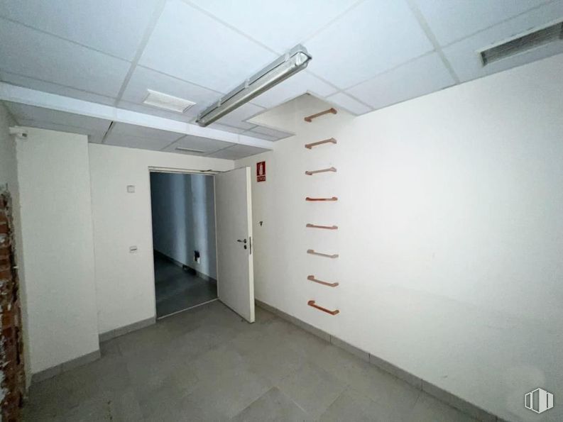 Local en venta en Barrio El Pilar, Fuencarral - El Pardo, Madrid, 28029 con lámpara, alumbrado, accesorio, interiorismo, suelos, hall, suelo, edificio, techo y espacio alrededor