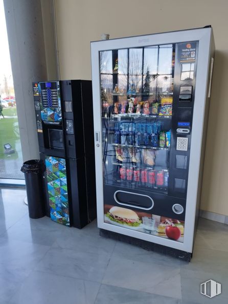 Office for sale & for rent at Calle Chile, Las Rozas de Madrid, Madrid, 28290 with refrigerator, electronic device, major appliance, vending machine, machine, display case, advertising, logo, soft drink and carbonated soft drinks around