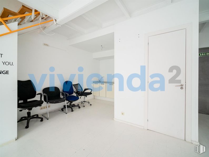 Oficina en venta en Avenida Manoteras, Hortaleza, Madrid, 28050 con silla, puerta, silla de oficina, diseño automovilístico, edificio, suelo, suelos, accesorio, techo y vidrio alrededor