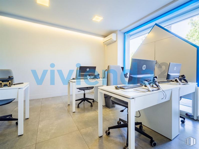 Local en alquiler y venta en Avenida Menéndez Pelayo, Retiro, Madrid, 28007 con escritorio, silla, mueble, mesa, edificio, ordenador, silla de oficina, azul, escritorio del ordenador y ordenador personal alrededor