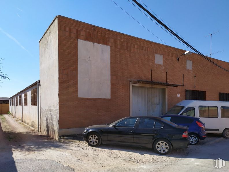 Industrial for sale at Calle Vega, 11, Morata de Tajuña, Madrid, 28530 with tire, car, wheel, automotive parking light, land vehicle, sky, vehicle, building, window and motor vehicle around