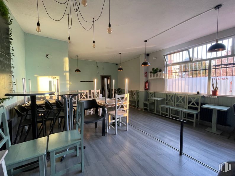 Retail for sale & for rent at Universidad, Ávila, 05003 with light fixture, chair, lighting, furniture, flooring, interior design, wood, floor, ceiling and table around