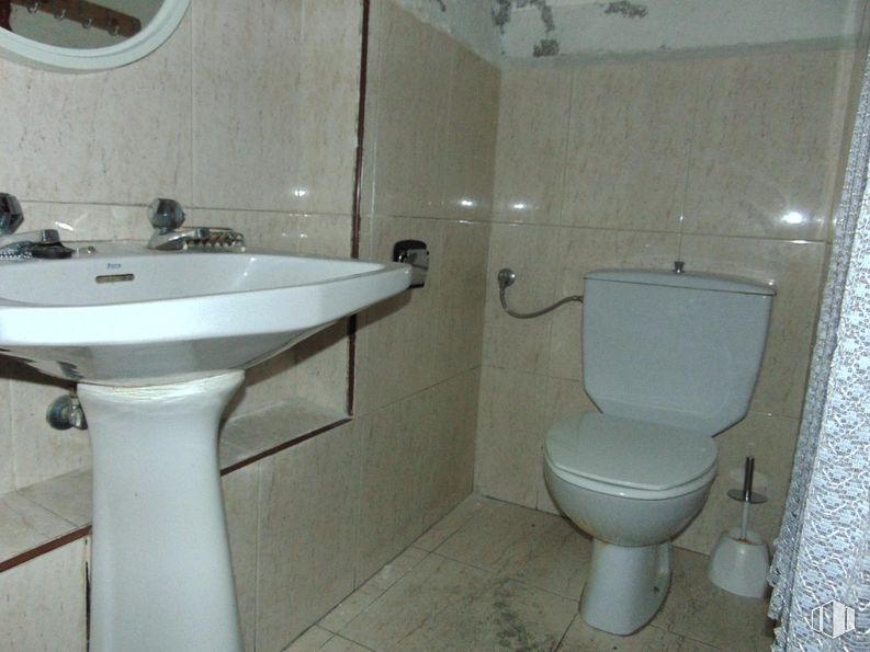 Retail for sale at Calle Eduardo Marquina, Ávila, 05001 with toilet, sink, mirror, tap, plumbing fixture, white, bathroom, bathroom sink, purple and fixture around