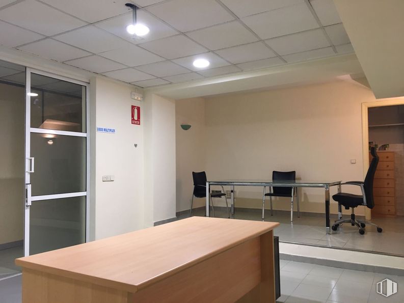 Office for sale at Calle Fuente, Toledo, 45006 with chair, desk, light fixture, door, furniture, table, interior design, wood, flooring and floor around