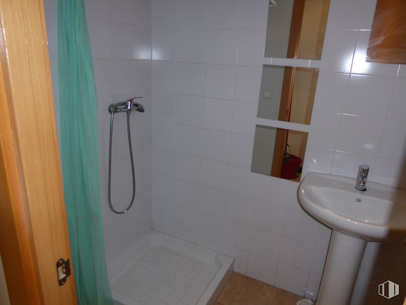 Retail for sale & for rent at Avenida Real, Vicálvaro, Madrid, 28032 with sink, tap, plumbing fixture, shower head, bathroom sink, bathroom, shower, fixture, purple and fluid around