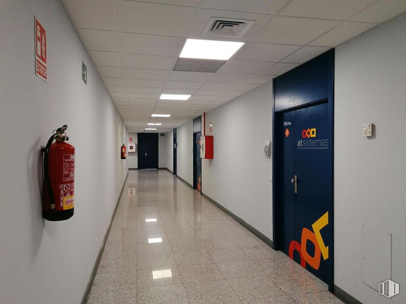 Office for sale & for rent at Zona Pinar de Las Rozas, Las Rozas de Madrid, Madrid, 28230 with door, fire extinguisher, building, fixture, flooring, gas, ceiling, event, room and drink around