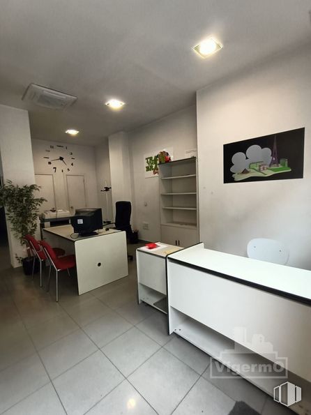 Local en alquiler y venta en Zona Centro, Torrejón de Ardoz, Madrid, 28850 con silla, escritorio, planta de interior, mueble, propiedad, edificio, ebanistería, planta, maceta y mesa alrededor