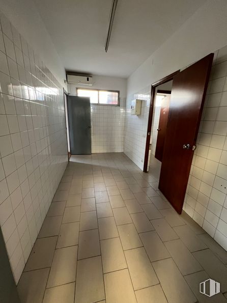 Nave en venta en Calle Cabo Ortegal, 21, Arganda del Rey, Madrid, 28500 con puerta, ventana, accesorio, edificio, interiorismo, suelo, suelos, suelo de baldosas, pared y propiedad material alrededor