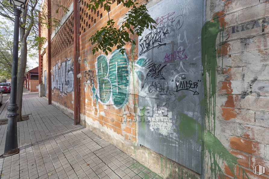 Retail for sale at Calle Valdeorilla, Daganzo de Arriba, Madrid, 28814 with tree, road surface, building, graffiti, art, neighbourhood, wall, paint, font and house around