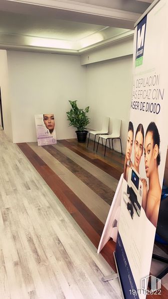 Retail for rent at Calle Getafe, Leganés, Madrid, 28912 with houseplant, chair, flooring, floor, wood flooring, laminate flooring, advertising, hardwood, banner and varnish around