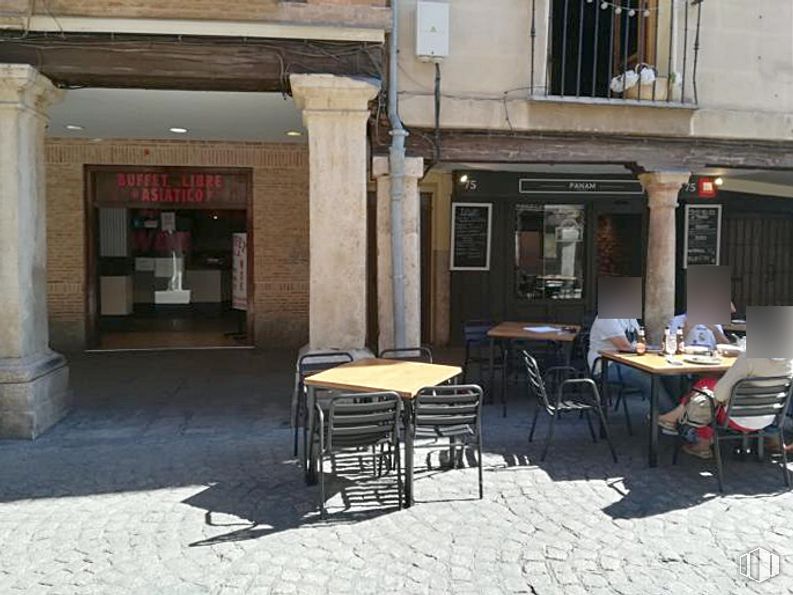 Local en alquiler en Calle Mayor, Alcalá de Henares, Madrid, 28801 con ventana, silla, mesa, mueble, propiedad, edificio, arquitectura, pared, barrio y puerta alrededor