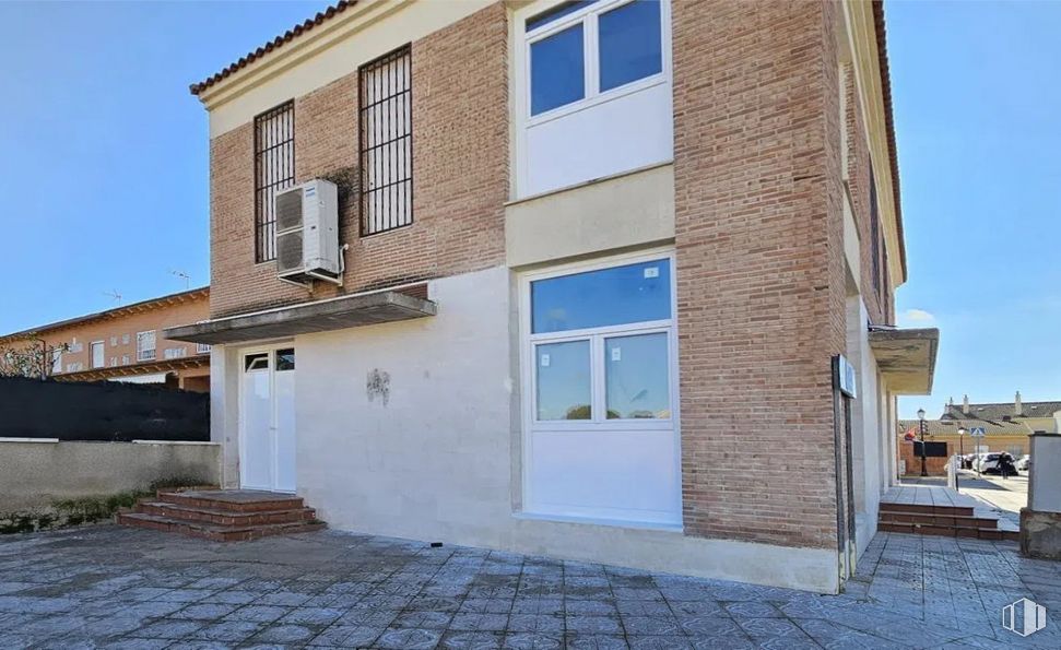 Local en alquiler en Calle Goya, Ugena, Toledo, 45217 con ventana, casa, puerta, edificio, cielo, propiedad, accesorio, madera, superficie de la carretera y albañilería alrededor