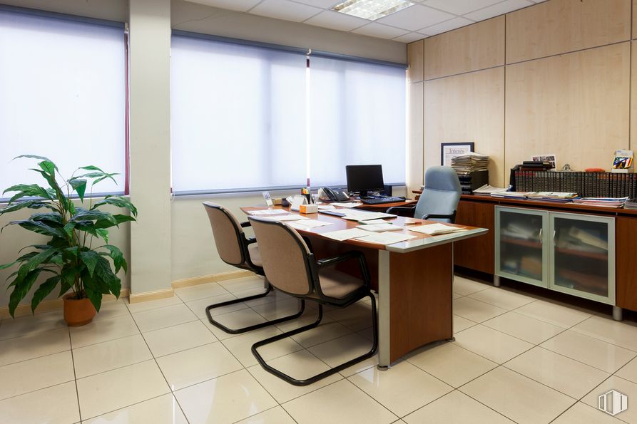 Office for sale at Calle Luis I, Villa de Vallecas, Madrid, 28031 with plant, chair, cabinetry, table, furniture, building, office chair, computer desk, desk, houseplant and flooring around