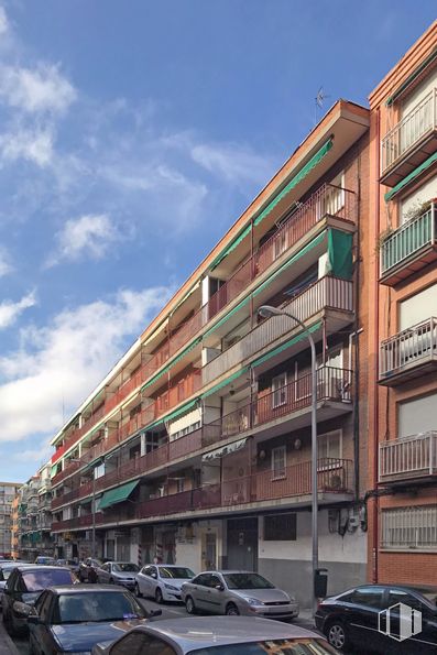 Retail for sale at Calle Guadalajara, 6, Móstoles, Madrid, 28938 with car, building, cloud, sky, wheel, land vehicle, tire, vehicle, window and urban design around