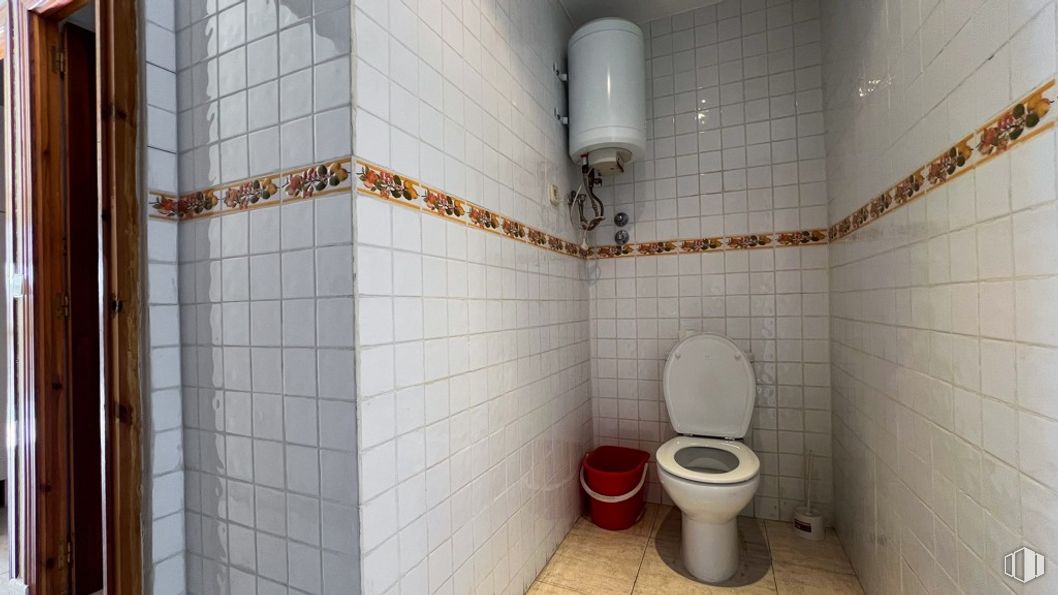 Office for sale at Zona Céntrica, Collado Villalba, Madrid, 28400 with toilet, toilet seat, plumbing fixture, bathroom, urinal, flooring, wall, plumbing, composite material and gas around