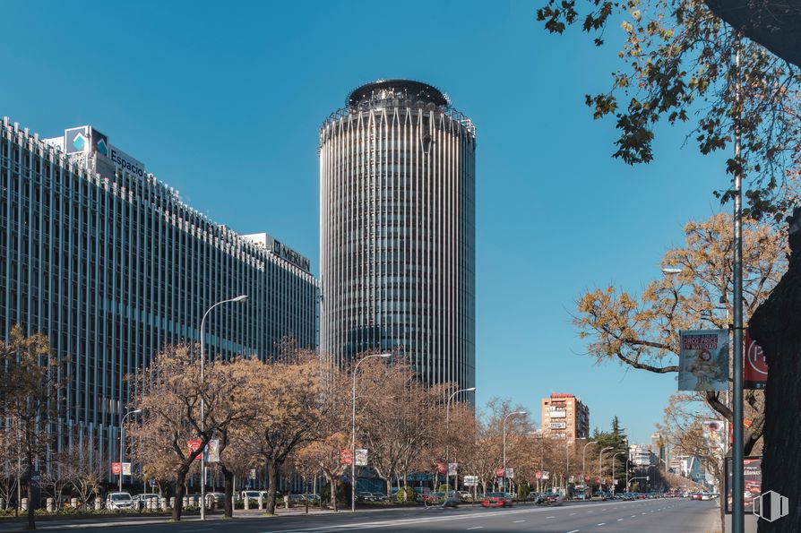 Oficina en alquiler en Torre Europa, Paseo Castellana, 95, Tetuán, Madrid, 28046 con edificio, cielo, rascacielos, día, mundo, árbol, infraestructura, torre, planta y bloque de torre alrededor