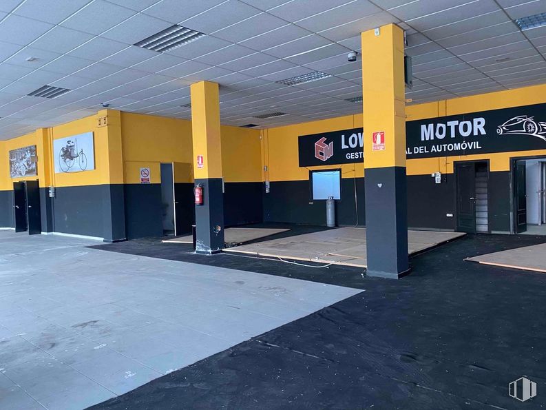 Industrial for sale & for rent at Zona empresarial, Fuenlabrada, Madrid, 28942 with logo, advertising, parking, subcompact car, parking lot and executive car around