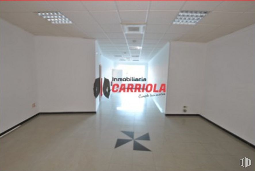 Retail for sale at Calle Juan Segura, 19, Gerindote, Toledo, 45518 with fixture, flooring, font, ceiling, event, building, room, transparency, symmetry and graphics around