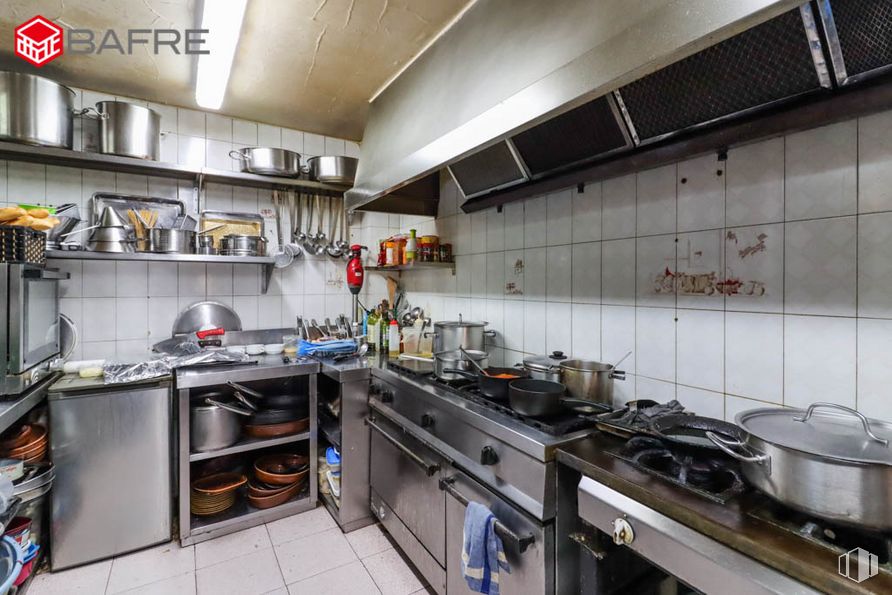 Local en venta en Calle Mesejo, Retiro, Madrid, 28007 con aparato de cocina, encimera, ebanistería, grifo, cocina, estufa de gas, fregadero, cocina, estufa y fregadero alrededor