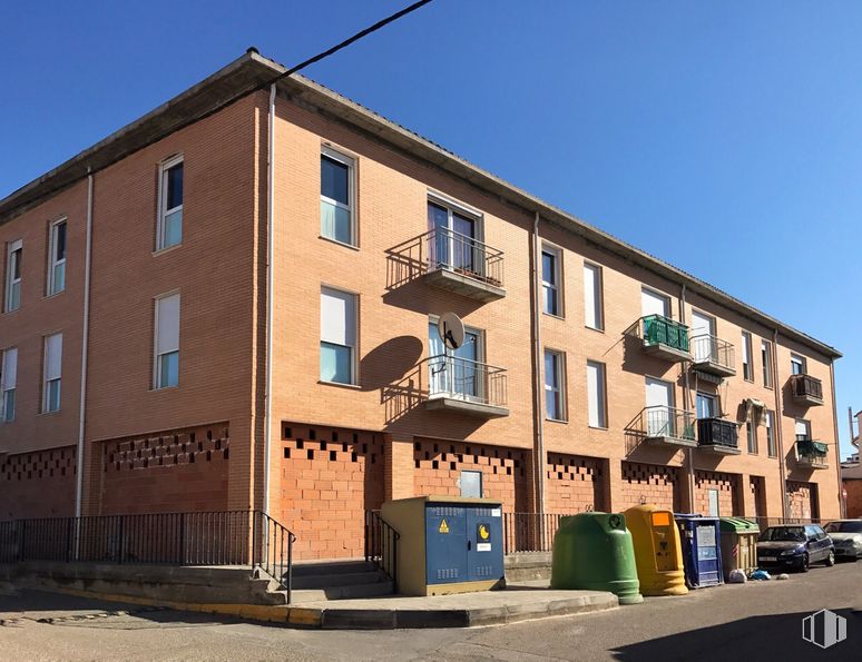 Retail for rent at Calle Nueva, Cabañas de la Sagra, Toledo, 45592 with building, sky, window, street light, waste container, urban design, condominium, fixture, wall and neighbourhood around