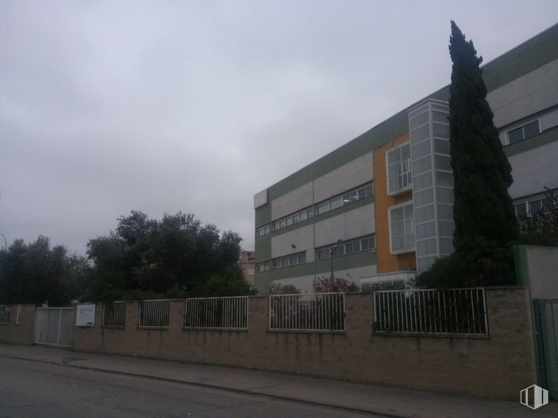 Industrial for sale at Polígono Los Olivos, Getafe, Madrid, 28906 with building, sky, cloud, window, land lot, urban design, tree, facade, city and asphalt around