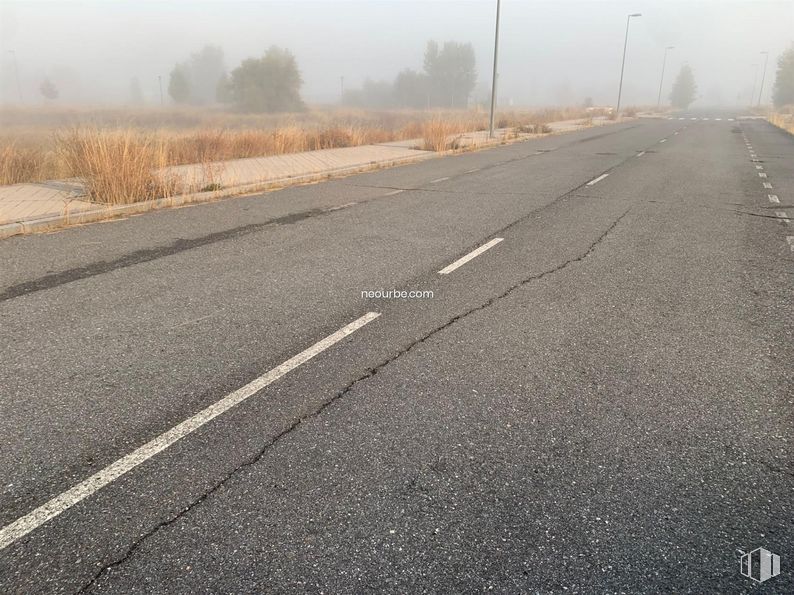 Land for sale at Calle Jesús Grande Aparicio, Ávila, 05002 with sky, road surface, asphalt, tree, tar, natural landscape, thoroughfare, horizon, plain and fog around