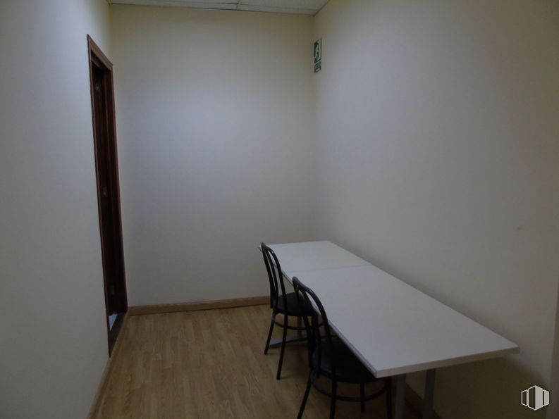 Oficina en alquiler en Zona Praderón, San Sebastián de los Reyes, Madrid, 28700 con silla, mesa, madera, accesorio, pavimentos, piso, madera, pasillo, tinte para madera y techo alrededor