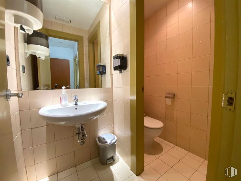 Retail for sale at Villaverde, Villaverde, Madrid, 28021 with toilet, sink, wall, interior design, flooring, floor, plumbing fixture, bathroom sink, room and bathroom around