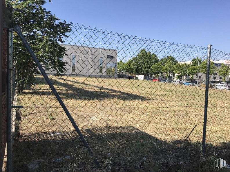 Land for sale at Calle Impresores, 18, Boadilla del Monte, Madrid, 28660 with wire fencing, mesh, chain-link fencing, fence, metal, iron, home fencing, shade, net and wire around