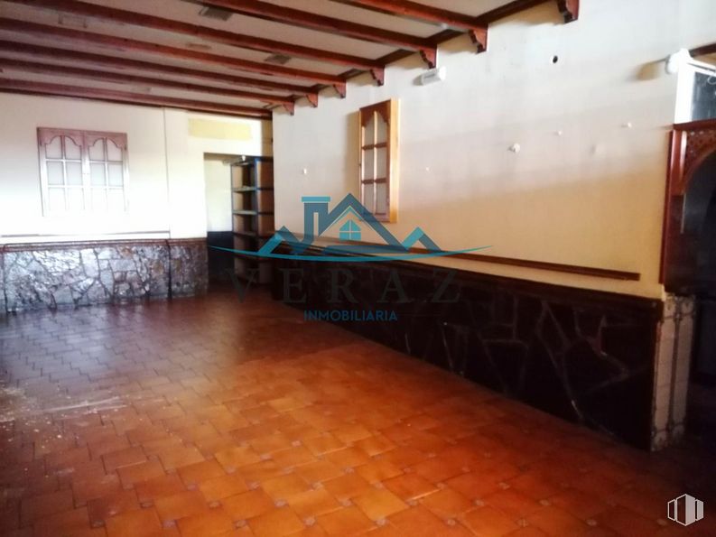 Retail for sale at Calle Joaquina Santander, Talavera de la Reina, Toledo, 45600 with window, wood, flooring, floor, wood stain, hardwood, hall, ceiling, beam and brickwork around