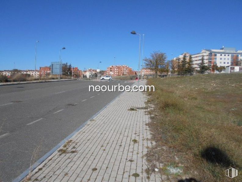 Suelo en venta en Camino Viejo de Tornadizos, Ávila, 05003 con edificio, luz de la calle, cielo, día, planta, superficie de carretera, infraestructura, asfalto, vía pública y diseño urbano alrededor