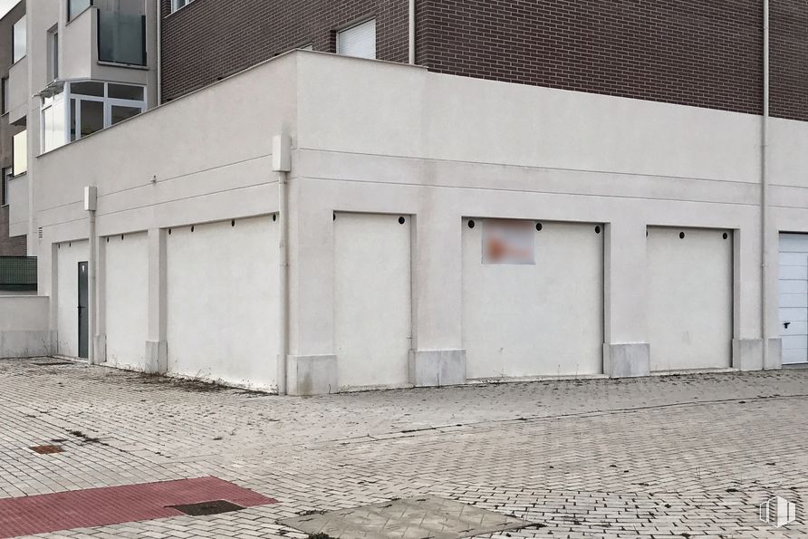 Retail for rent at Calle Víctimas del Terrorismo, Ávila, 05003 with window, building, daytime, road surface, asphalt, wood, floor, wall, urban design and composite material around