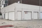 Retail for rent at Calle Víctimas del Terrorismo, Ávila, 05003 with window, building, daytime, road surface, asphalt, wood, floor, wall, urban design and composite material around