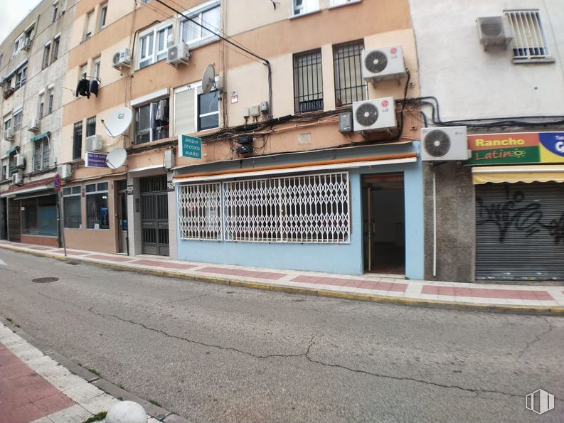 Retail for rent at Zona La Paloma, Parla, Madrid, 28980 with window, building, urban design, asphalt, road surface, sidewalk, house, facade, city and road around