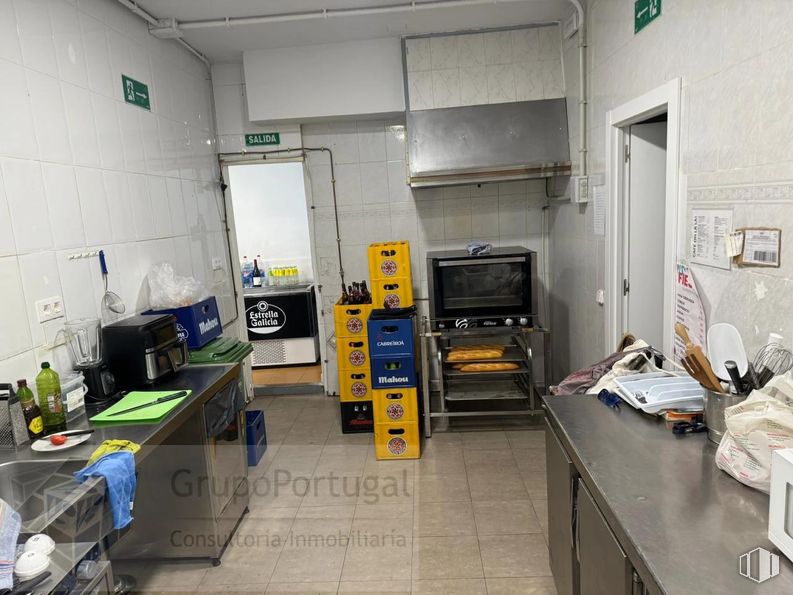 Local en alquiler en Zona Casco Antiguo, Majadahonda, Madrid, 28220 con encimera, horno microondas, ebanistería, propiedad, mesa, suelo, suelos, accesorio, ingeniería y gas alrededor