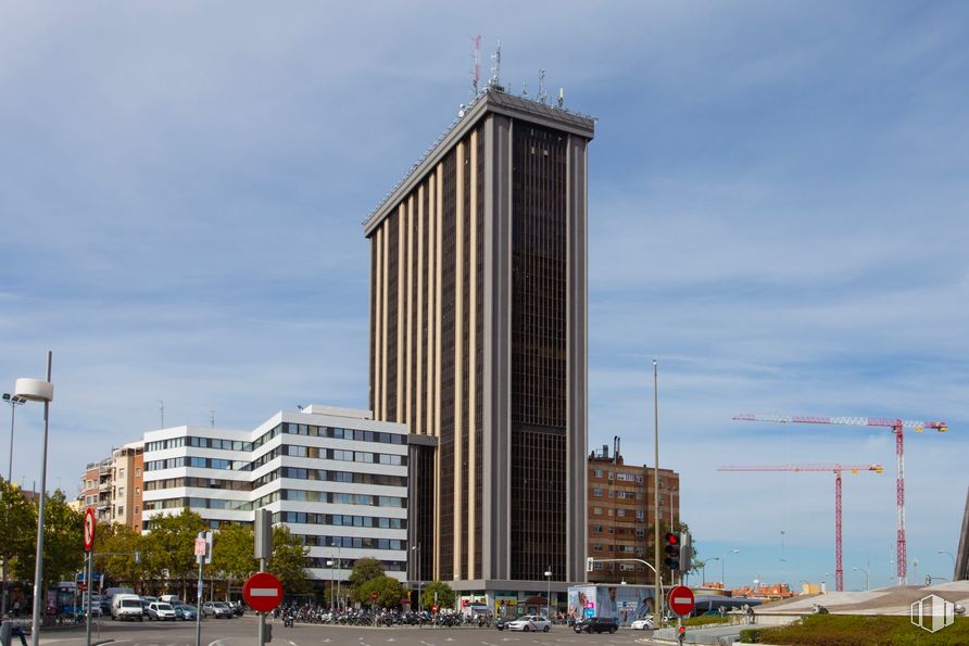 Oficina en alquiler en Plaza Castilla, 3, Tetuán, Madrid, 28046 con edificio, luz de la calle, cielo, nube, tiempo de día, rascacielos, ventana, torre, diseño urbano, bloque de pisos y condominio alrededor