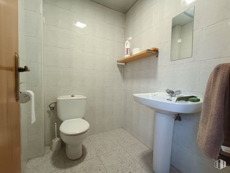 Industrial for sale at Calle Huerta la Palma, Velada, Toledo, 45612 with toilet, sink, towel, property, plumbing fixture, mirror, bathroom sink, purple, tap and bathroom around