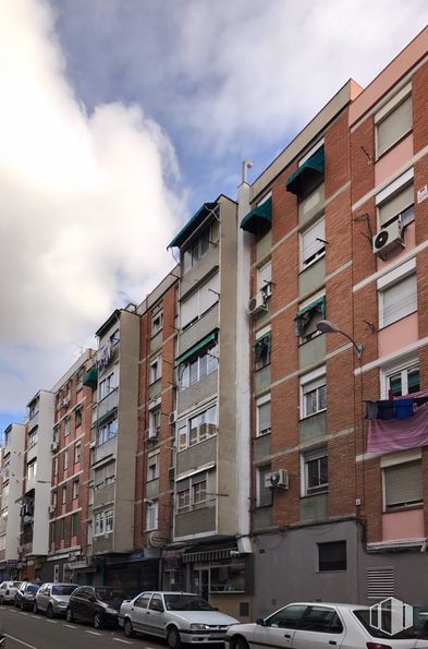 Retail for rent at Avenida Marqués de Corbera, 29, Ciudad Lineal, Madrid, 28017 with car, window, cloud, tire, automotive parking light, wheel, building, sky, vehicle and tower block around