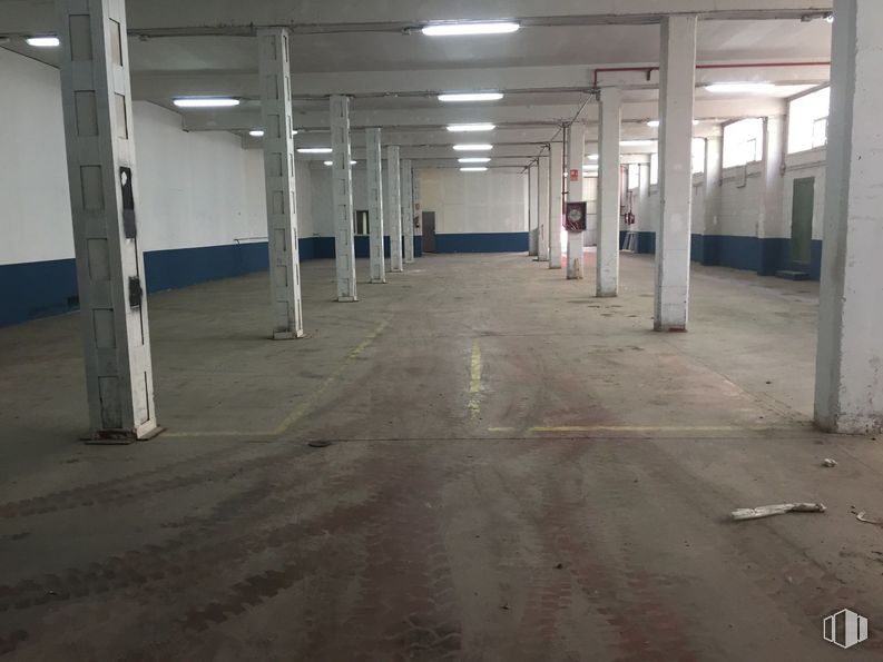 Industrial for rent at Zona empresarial, Pinto, Madrid, 28320 with flooring, floor, parking lot, concrete, column, parking, hall, fluorescent lamp, basement and tile flooring around