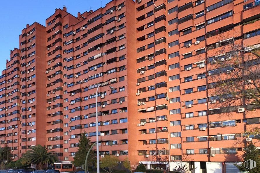 Local en alquiler en Avenida Burgos, 46, Chamartín, Madrid, 28036 con edificio, durante el día, propiedad, cielo, ventana, bloque de pisos, diseño urbano, arquitectura, condominio y árbol alrededor