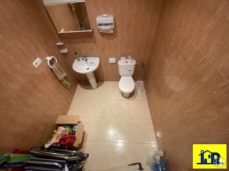 Industrial for sale at Polígono Sepes, Cuenca, 16004 with toilet, sink, luggage & bags, plumbing fixture, wood, interior design, flooring, bathroom, floor and hardwood around