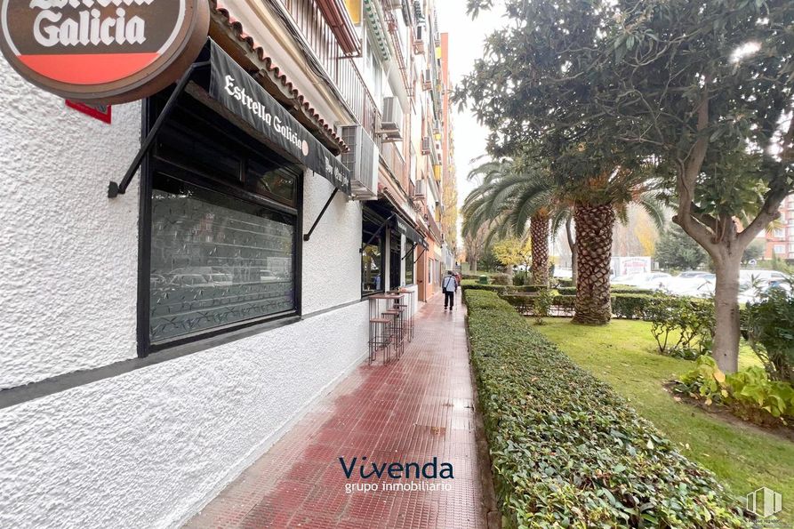 Retail for rent at Calle Río Sella, Móstoles, Madrid, 28934 with apartment, condominium, logo, palm trees, advertising and restaurant around