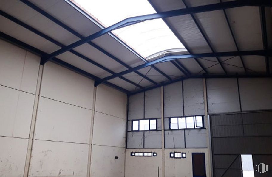 Industrial for sale at Calle Velázquez, Huecas, Toledo, 45511 with window, fixture, building, shade, tints and shades, glass, ceiling, facade, space and beam around