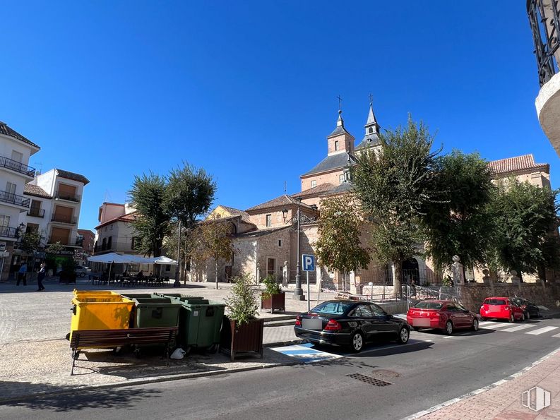 Local en alquiler en Plaza Constitución, 3, Arganda del Rey, Madrid, 28500 con coche, planta de interior, edificio, contenedor de basura, cielo, vehículo, superficie de la carretera, ventana, vehículo de motor y árbol alrededor